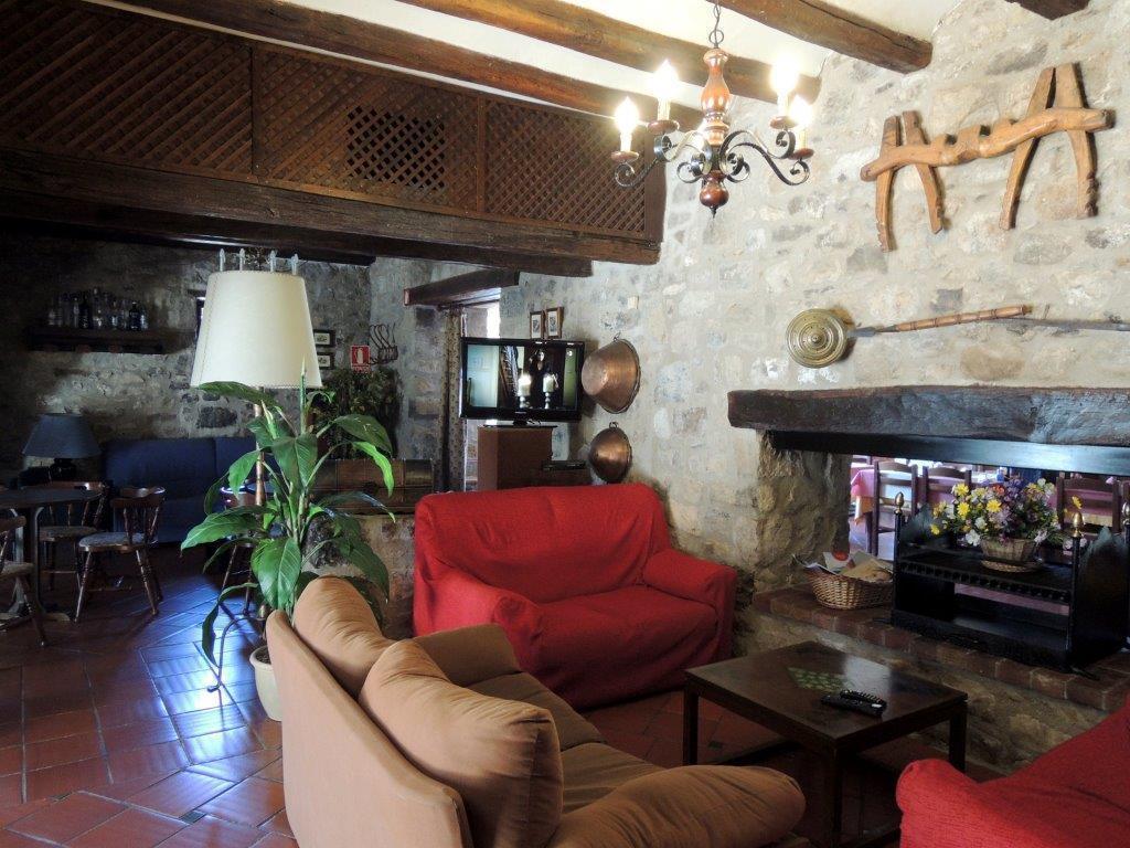 Hostal De La Rovira Oix Eksteriør bilde