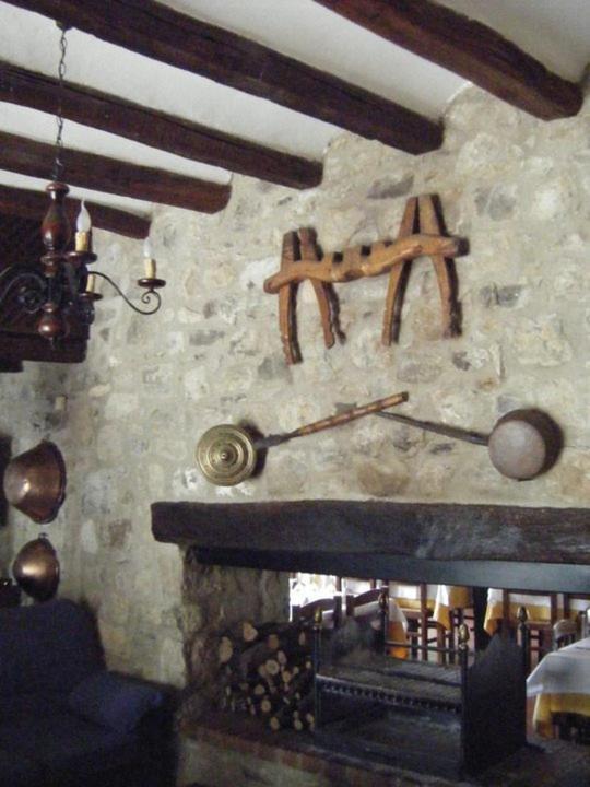 Hostal De La Rovira Oix Eksteriør bilde